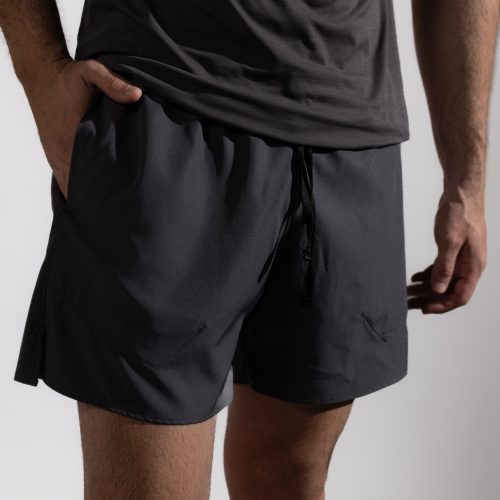 SHORT CON CICLISTA INCORPORADO, BOLSILLOS EN LA CALZA Y BOLSILLO OCULTO CON CIERRE.