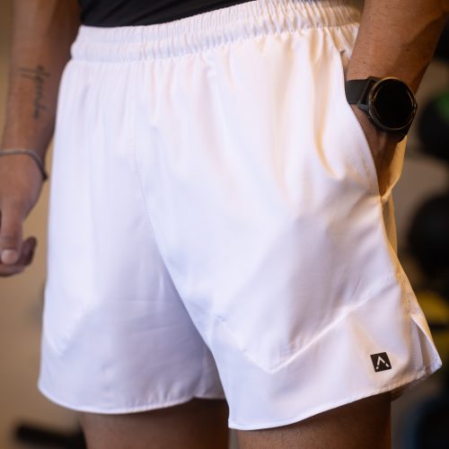 SHORT CON CICLISTA INCORPORADO, BOLSILLOS EN LA CALZA Y BOLSILLO OCULTO CON CIERRE.